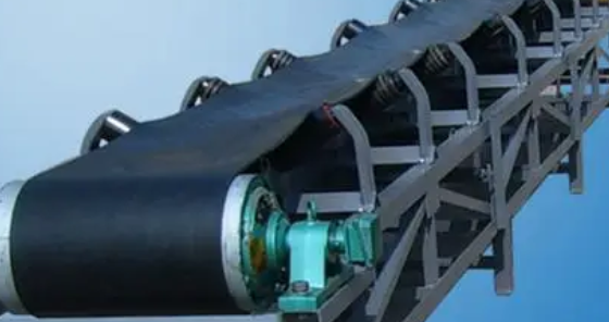 槽型帶式輸送機有什么優(yōu)點？